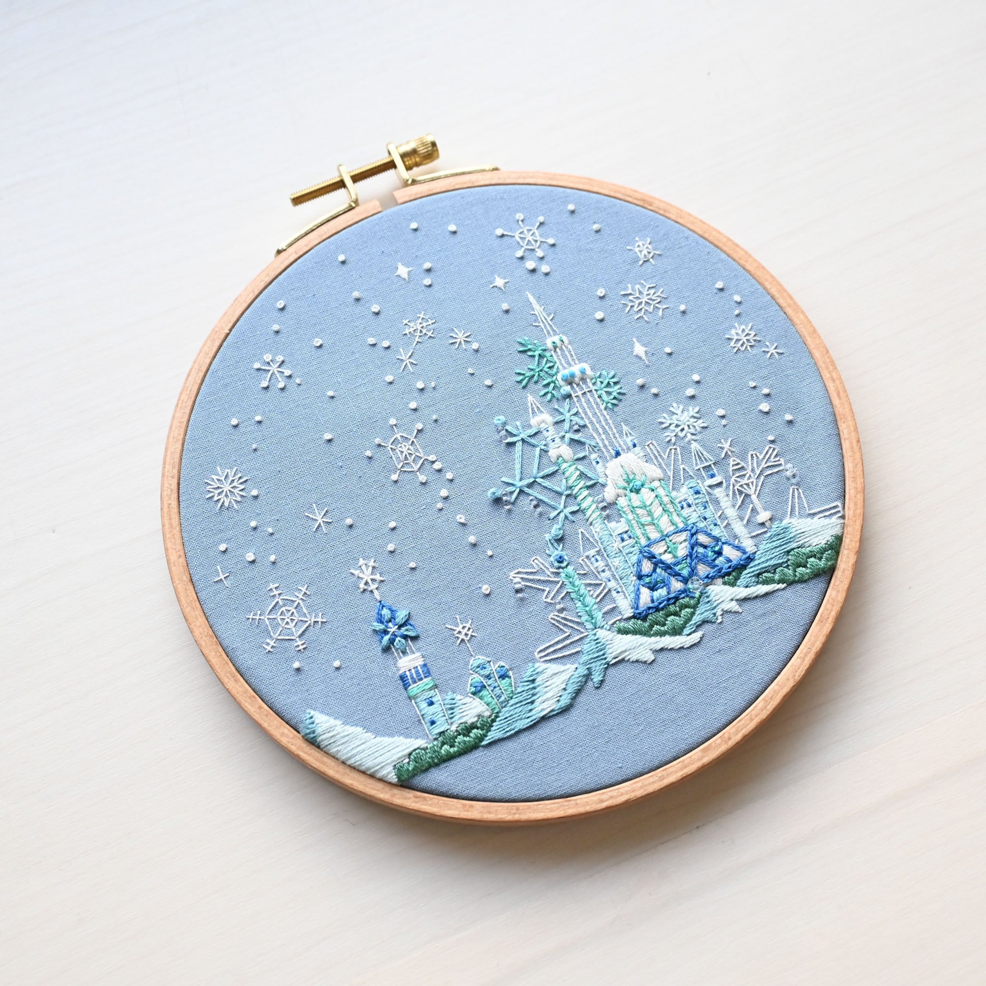 刺繍キット 「クリスタルスノー神殿」《空想街雑貨店》