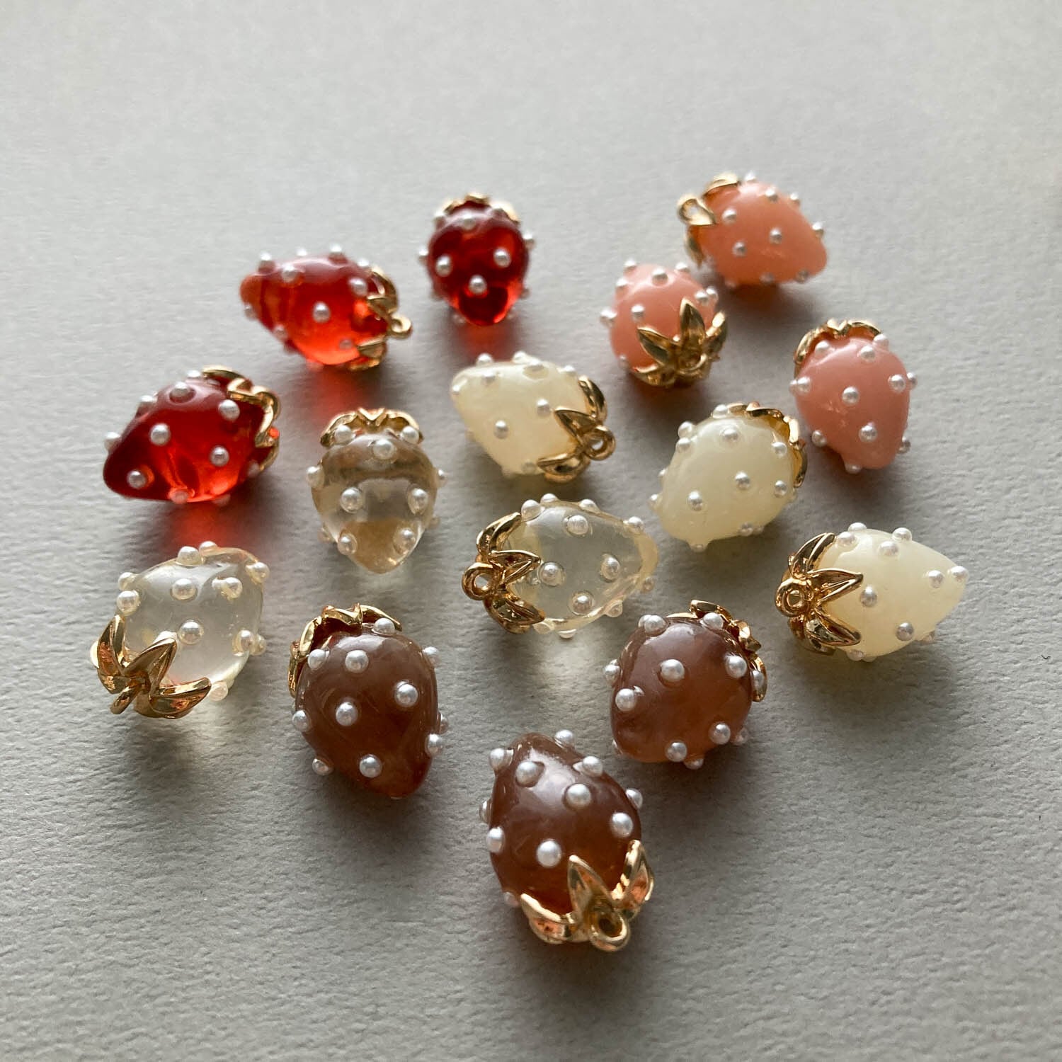 つぶつぶパールのいちごチャーム | Dua-アクセサリーパーツショップ