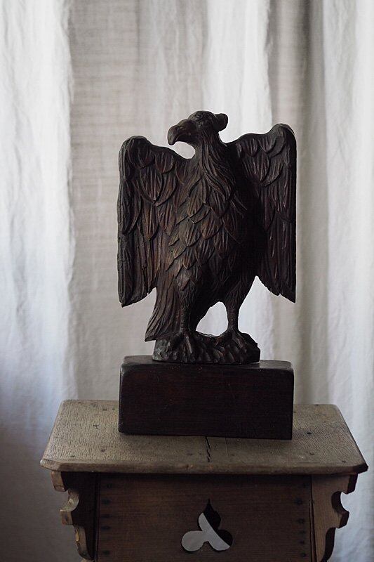睨む目 雄々しく鷲木彫-antique wood caving eagle objet