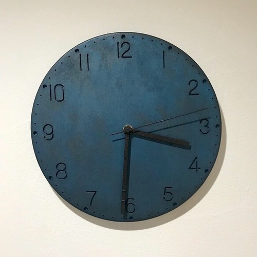 コピー：古塗装のモルタル掛け時計（ダークブルーベース）