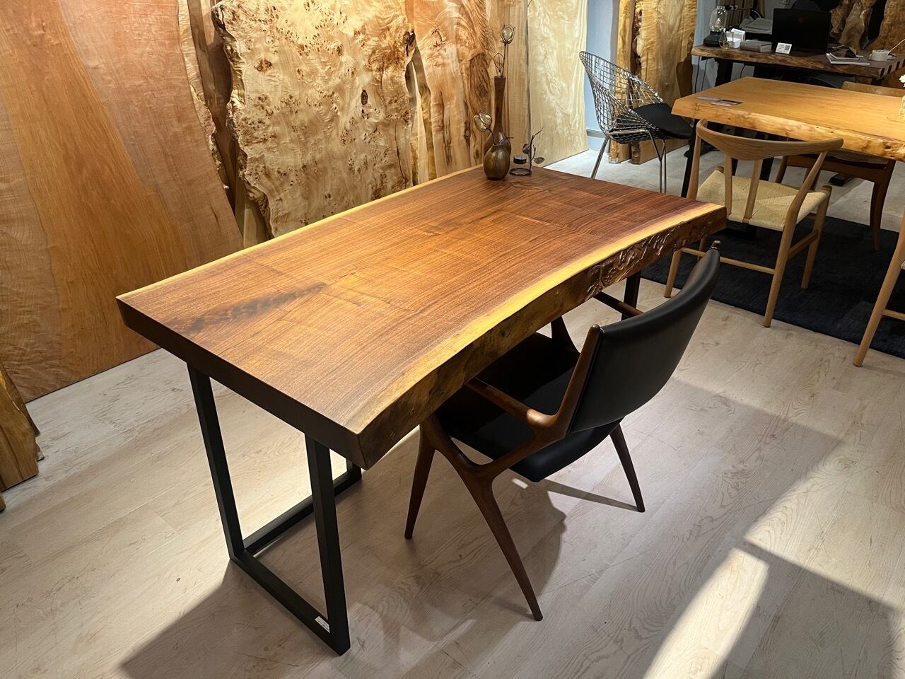 ≪青山店≫ウォールナット 一枚板 1340×680-770×60 241021