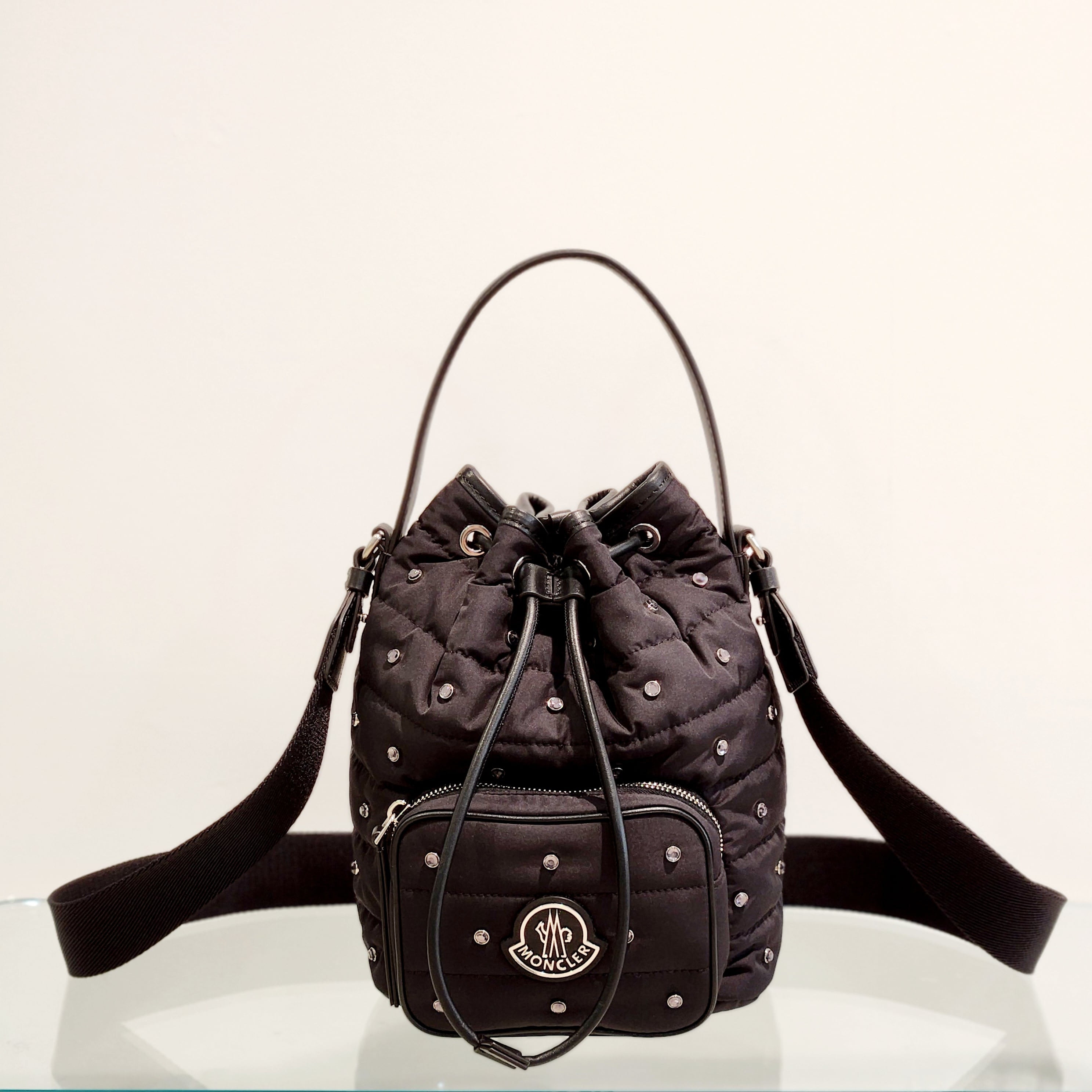 MONCLER バッグ KILIA バケットバッグ ロゴ 捻ろ MONCLER バッグ KILIA バケットバッグ ロゴ 捻ろ