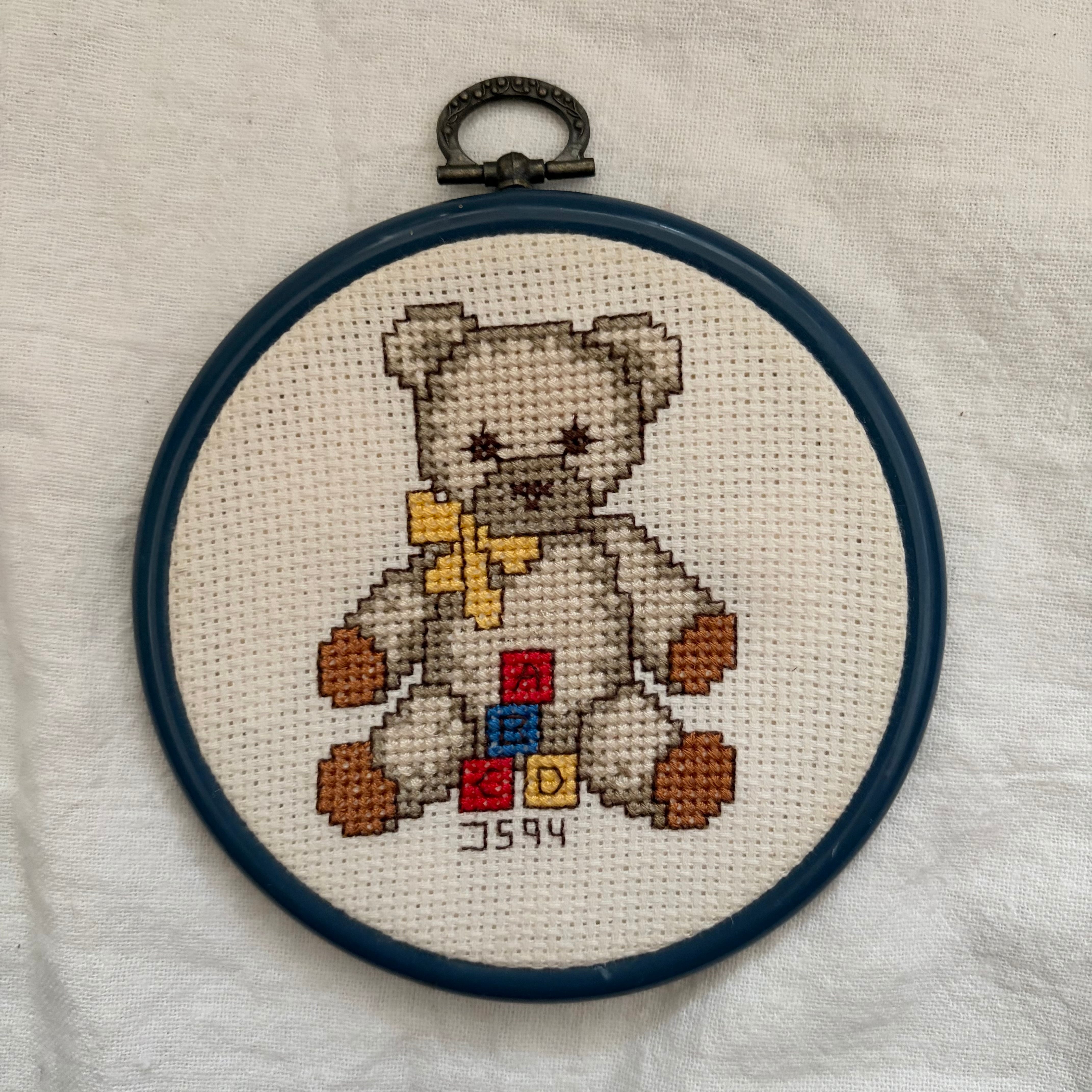 グレーのくまの刺繍の壁飾り