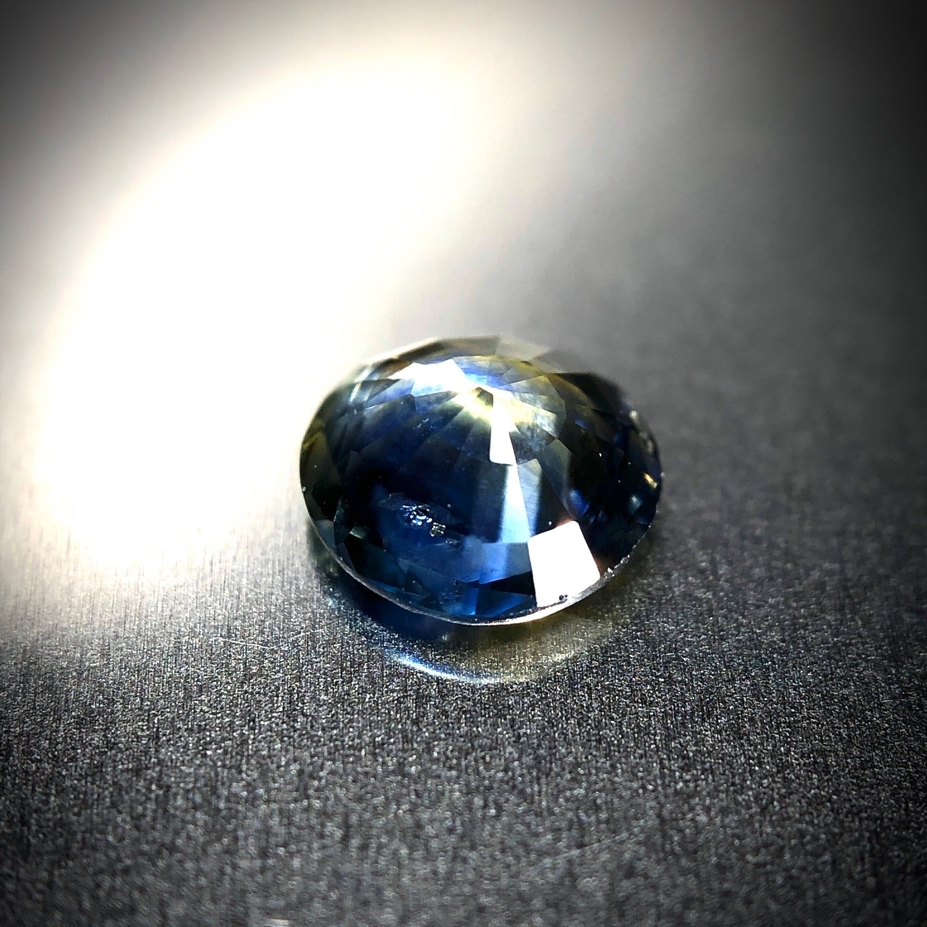 神秘的なブルーとイエロー 0.59ct 希少石 バイカラーサファイア 神秘的なブルーとイエロー 0.59ct 希少石 バイカラーサファイア