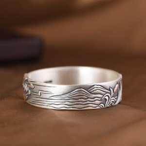 駿馬のバングル - 時を超えるエレガンスと力強さの象徴　B079