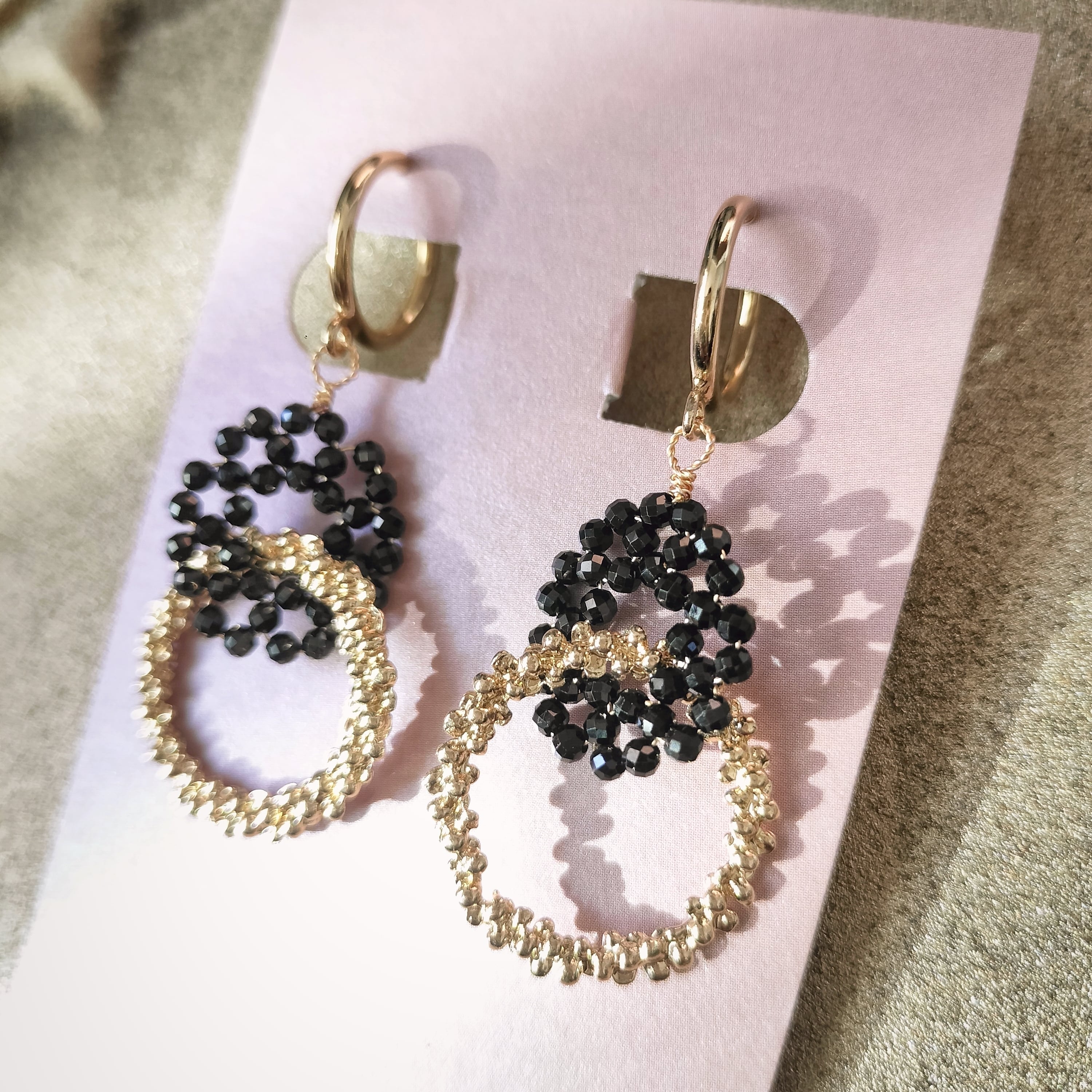 黒い天然石 繊細レース編み ピアス／イヤリング （繊細 上品 大人