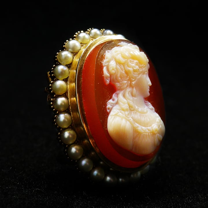 アンティーク（推定19世紀末） 真珠飾りのハードストーンカメオ