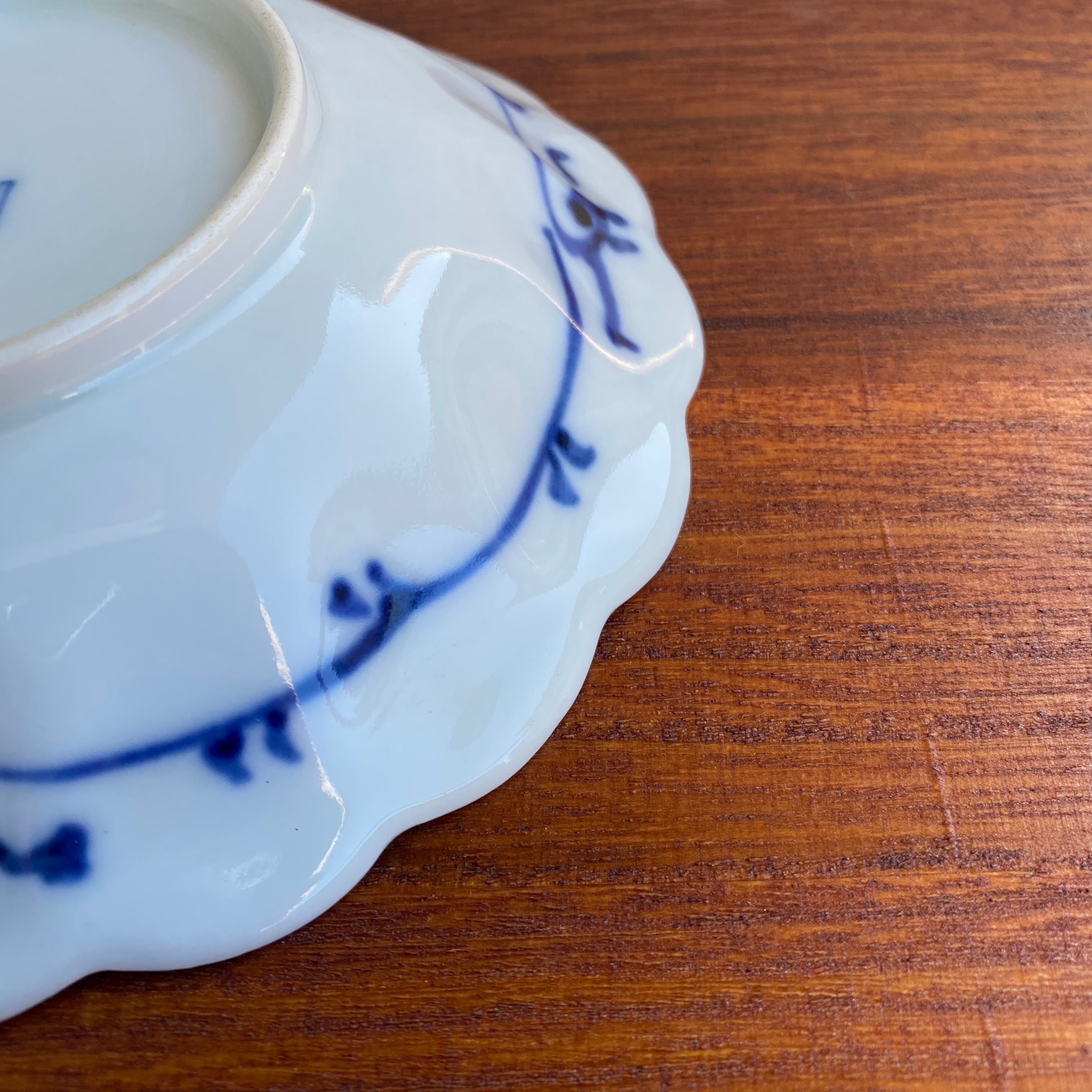 花のようなチェック柄のお皿（A） | むかしのうつわ 迦史庵