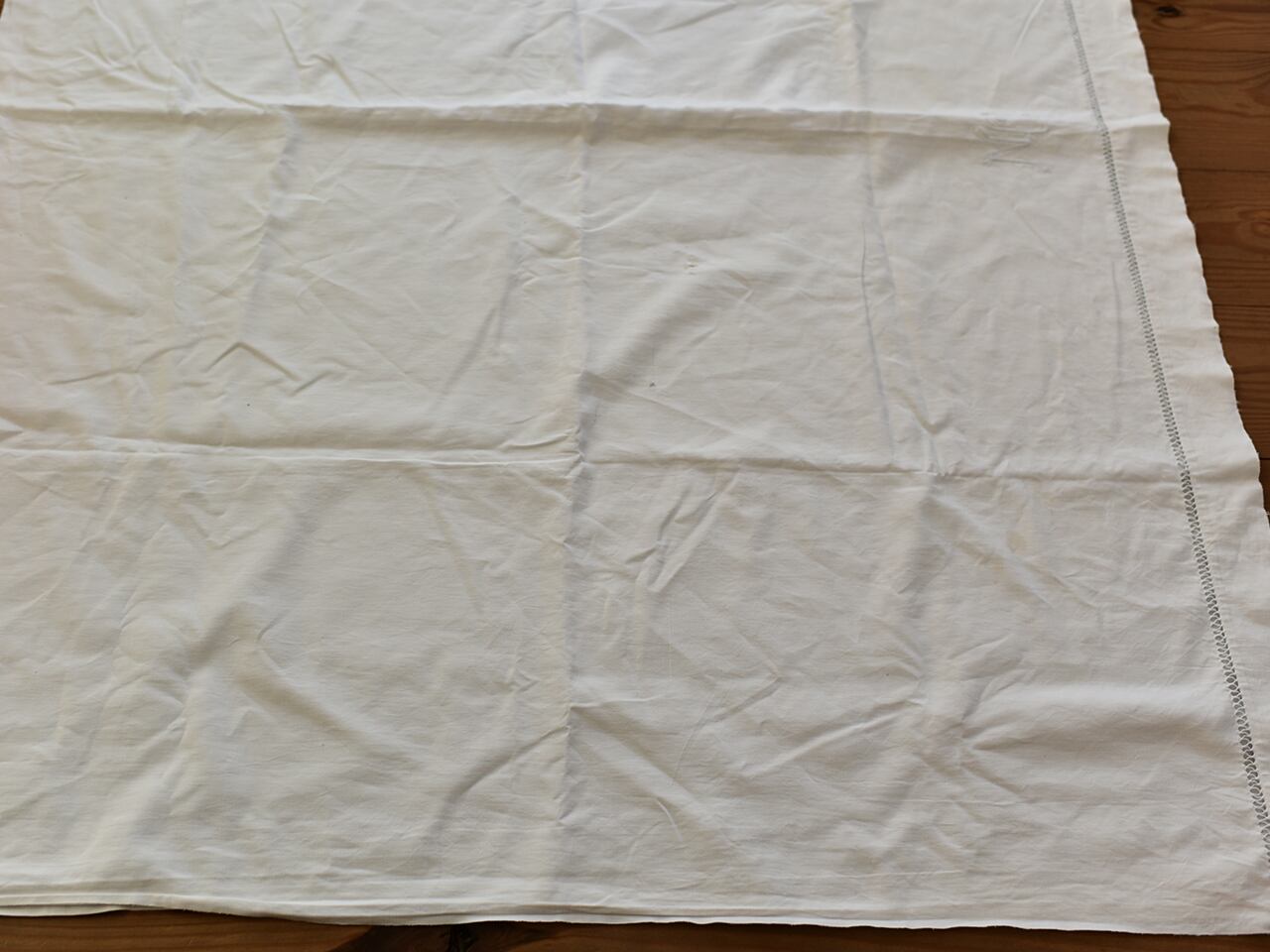 白地にイニシャルが入った裾模様が可愛いリネンシーツ *フレンチアンティーク