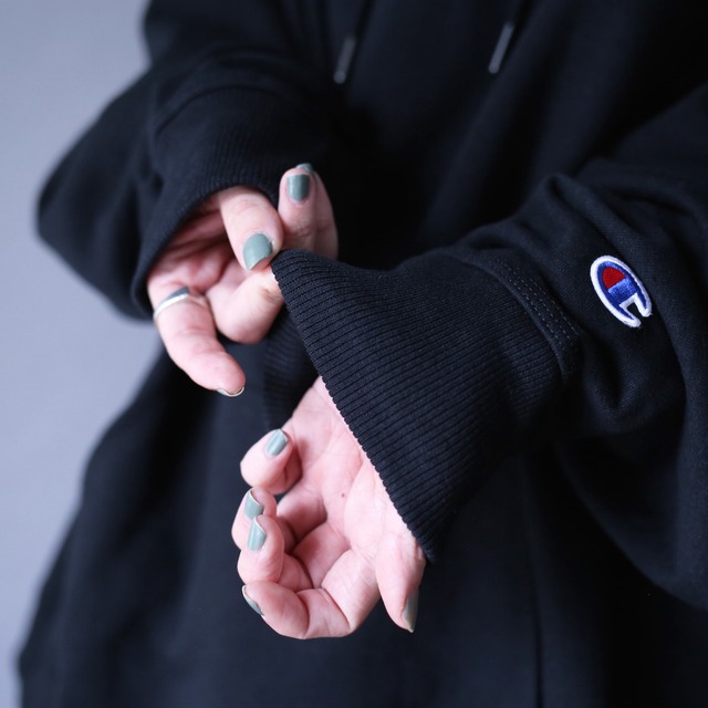 "Champion" black color super over silhouette sweat parka