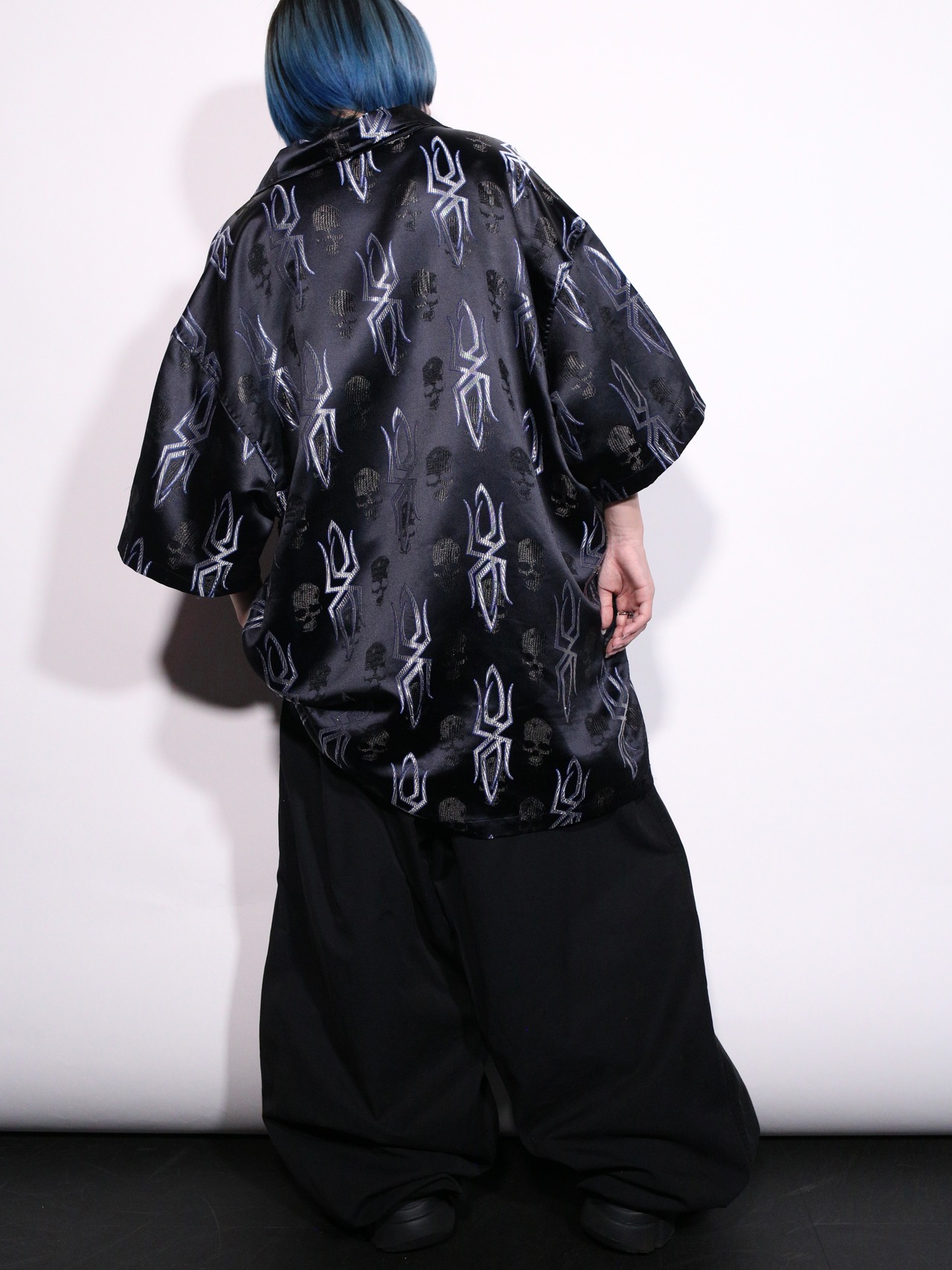 glossy fabric spiky skull pattern oversize s/s shirt - 5