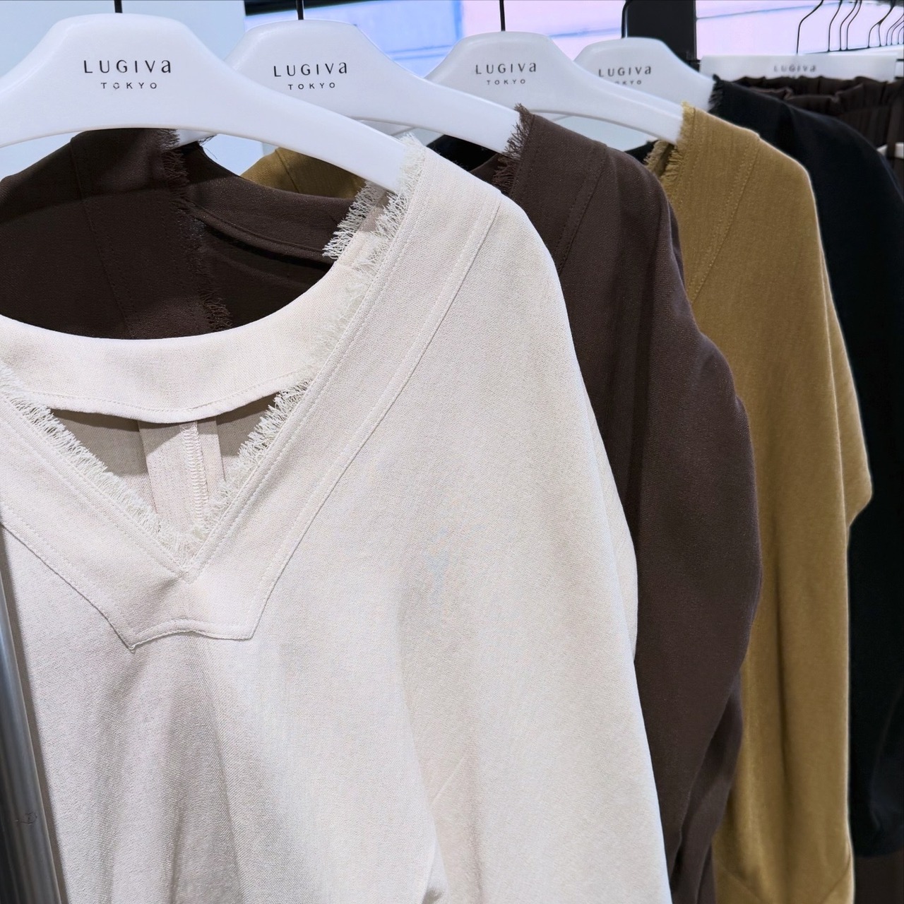 ルギバ lugiva tokyo R/Tスラブ肩ギャザーフリンジノースリーブ