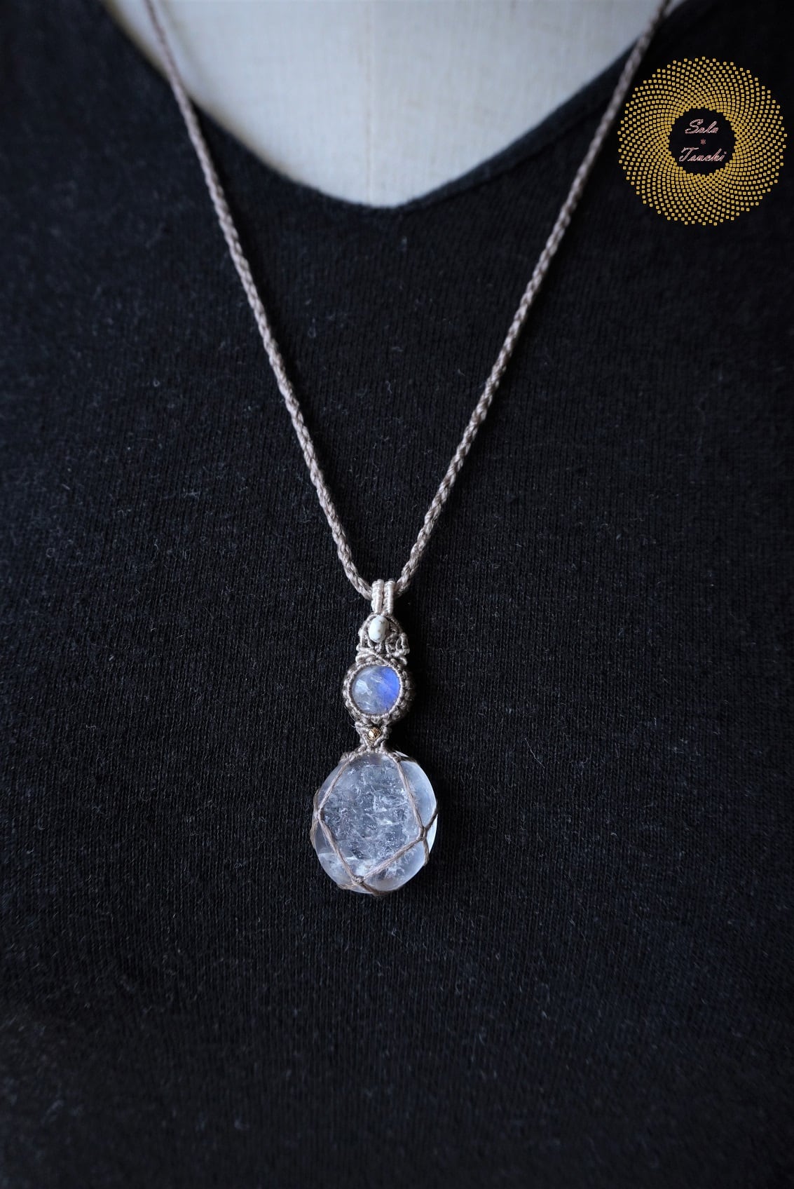 絹糸）セレナイトとレインボームーンストーン のマクラメ編み  