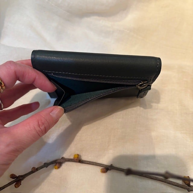 B.stuff　「エイミーⅡ」ミニマム三つ折りお財布(シダーウッド)