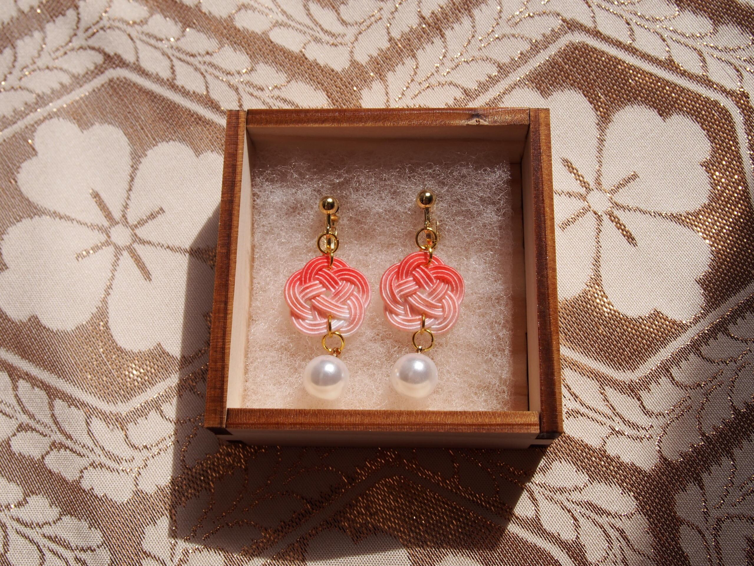 花咲ピアス 本翡翠 k18白底青花咲冨貴ピアス