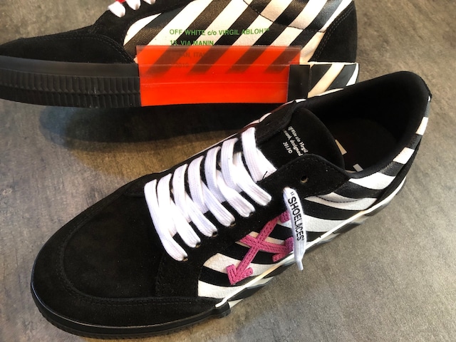 OFF-WHITE（オフホワイト）/ VULCANISED STRIPED LOW TOP /スニーカー