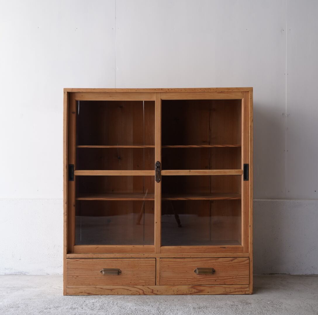 ガラス引き戸のキャビネット