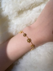 Daisy bracelet