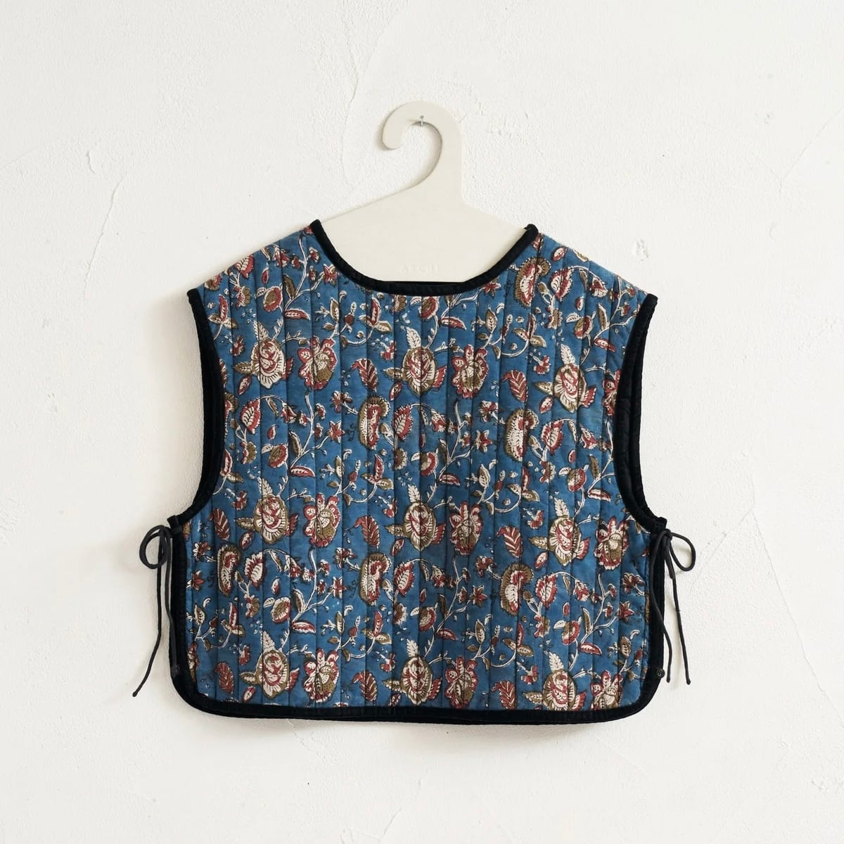 【archi】のQUILTED VEST Quilted Workwear Vest – Dark Beige – Men – ARKET WW