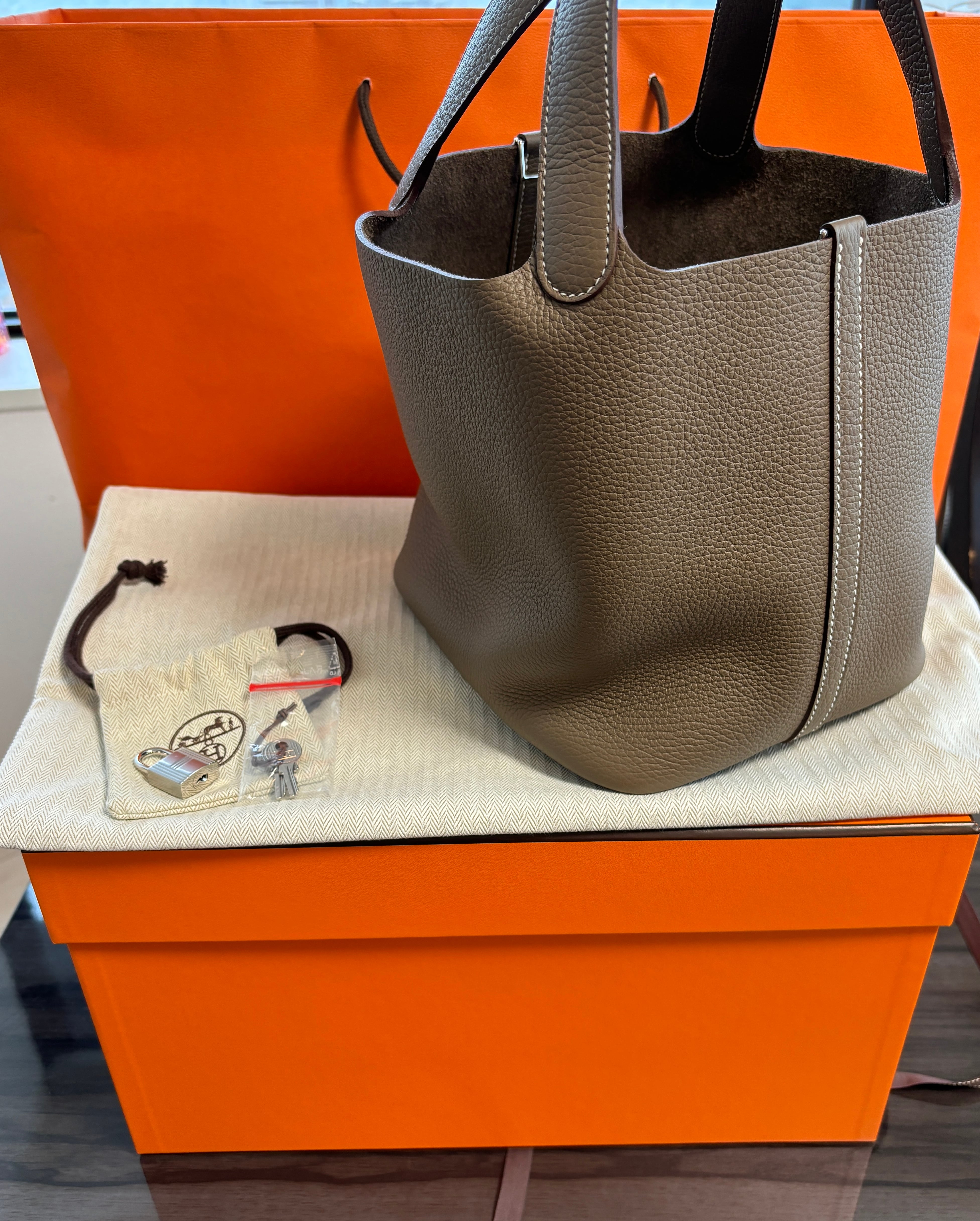 2022年モデル HERMES ピコタンロック MM エトゥープ グレージュ Hermes