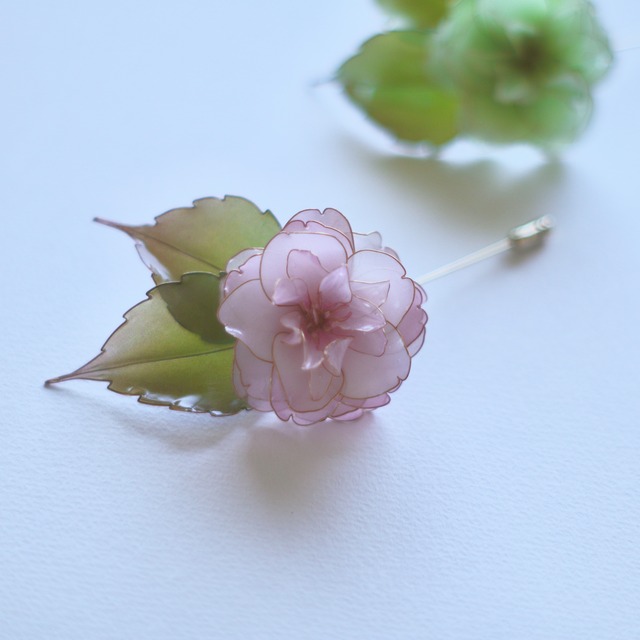 薄緑の八重桜のブローチ