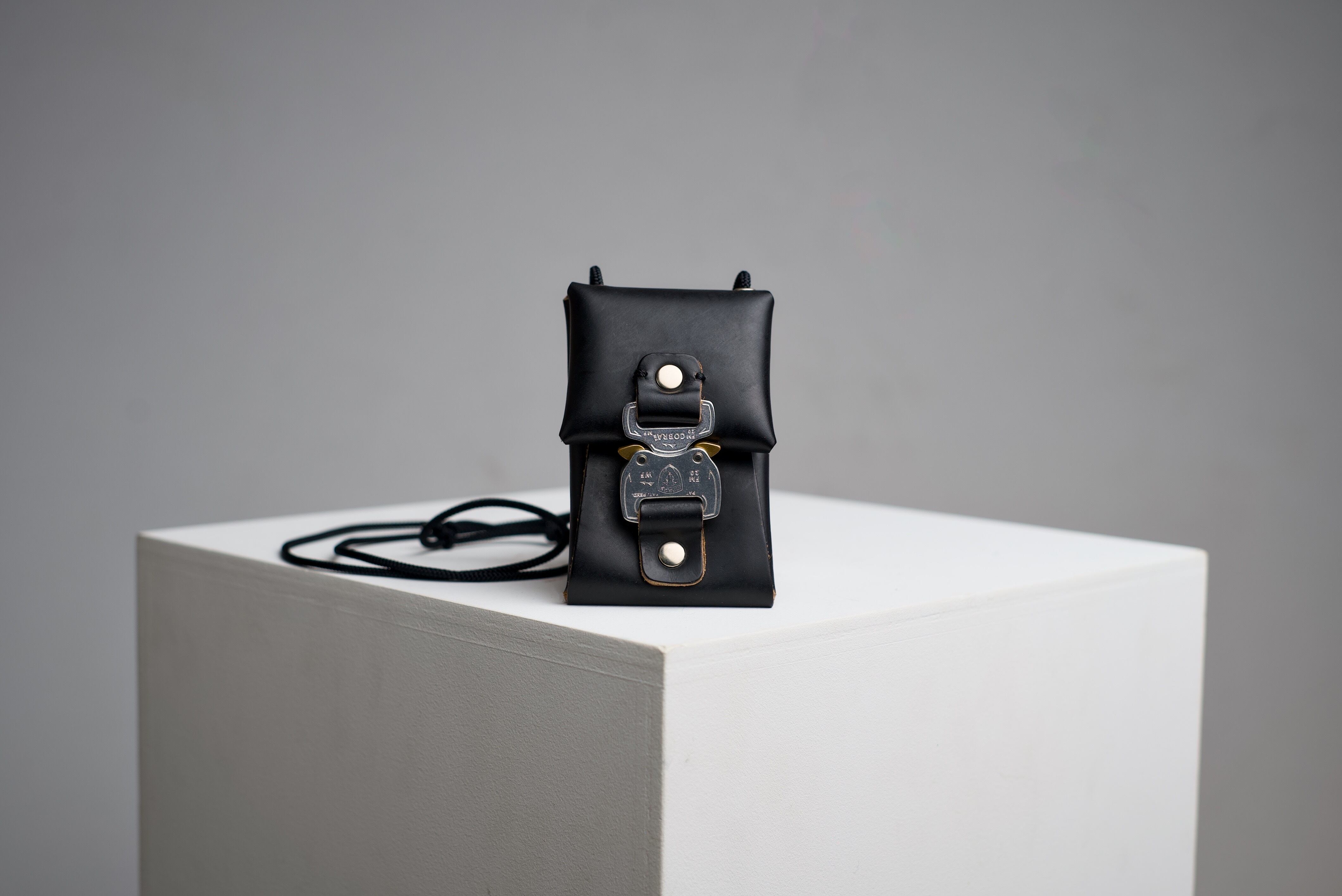 buckle wallet “micro” with adjustable string black | JET STOCK