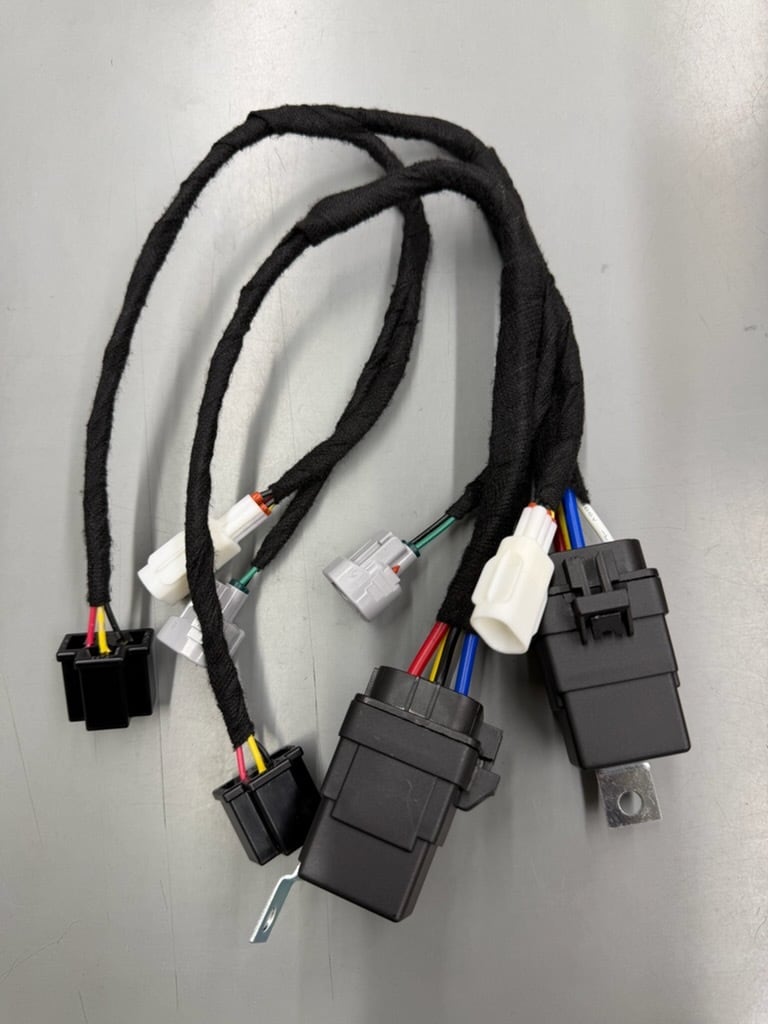 ハイエース用：丸目ヘッドライト用LED→H4変換ハーネス | TRISTAR