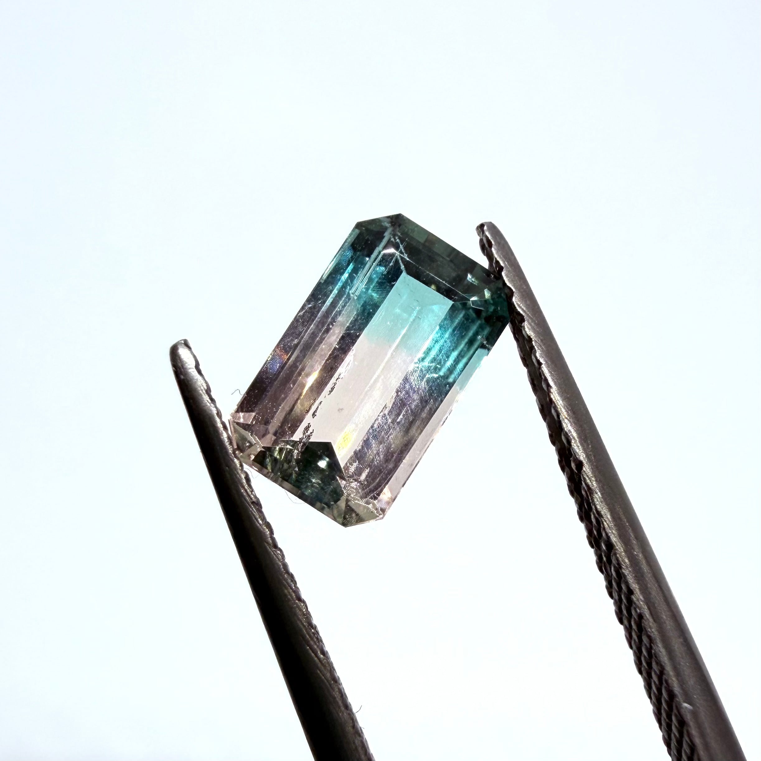 エメラルドカラーがアクセントなバイカラートルマリン