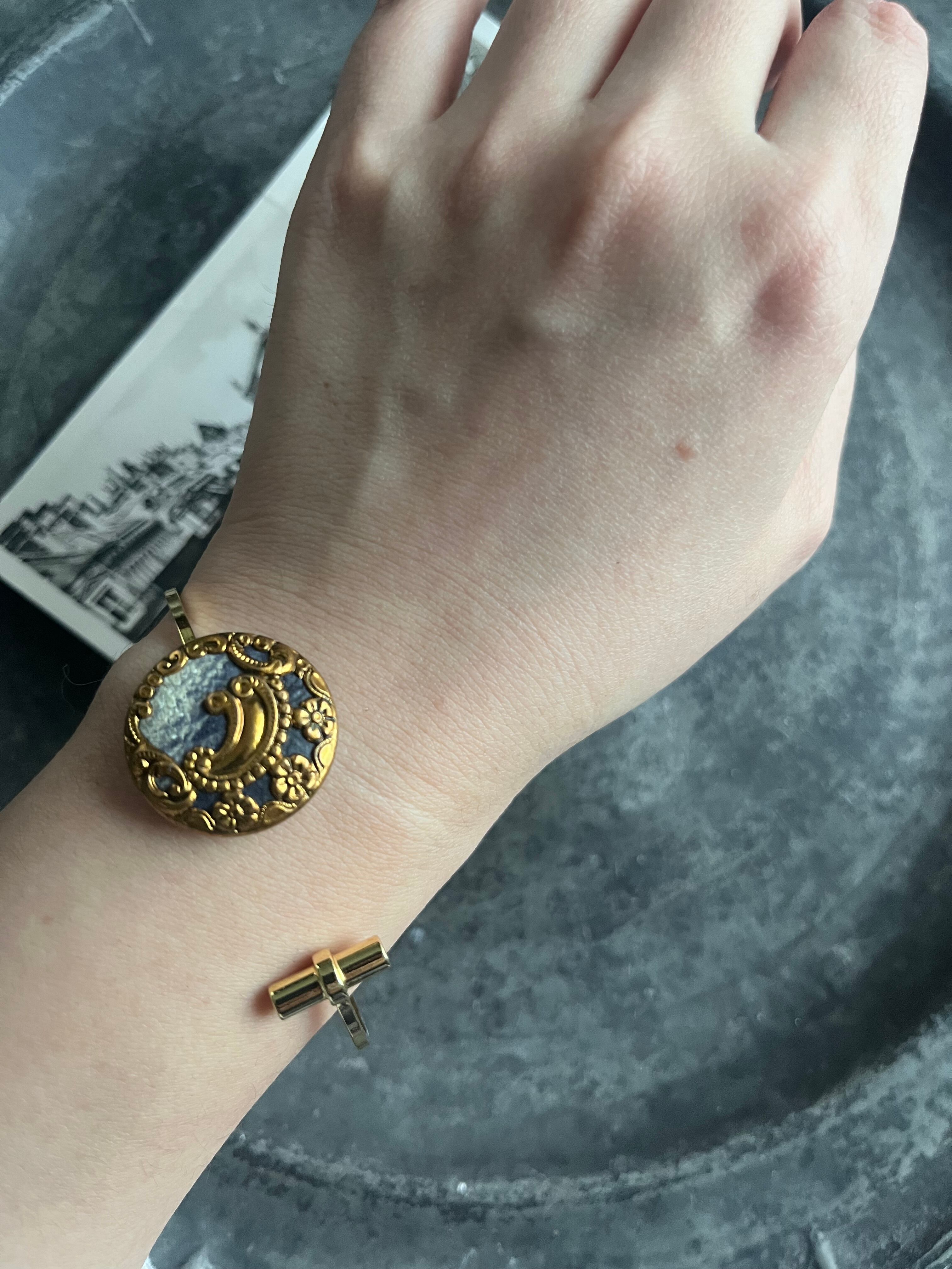 【もんじろう】ブレスレット アンティークボタン アクセサリー 11月12日｜もんじろう「古都で奏でる百年の物語 ~アンティーク