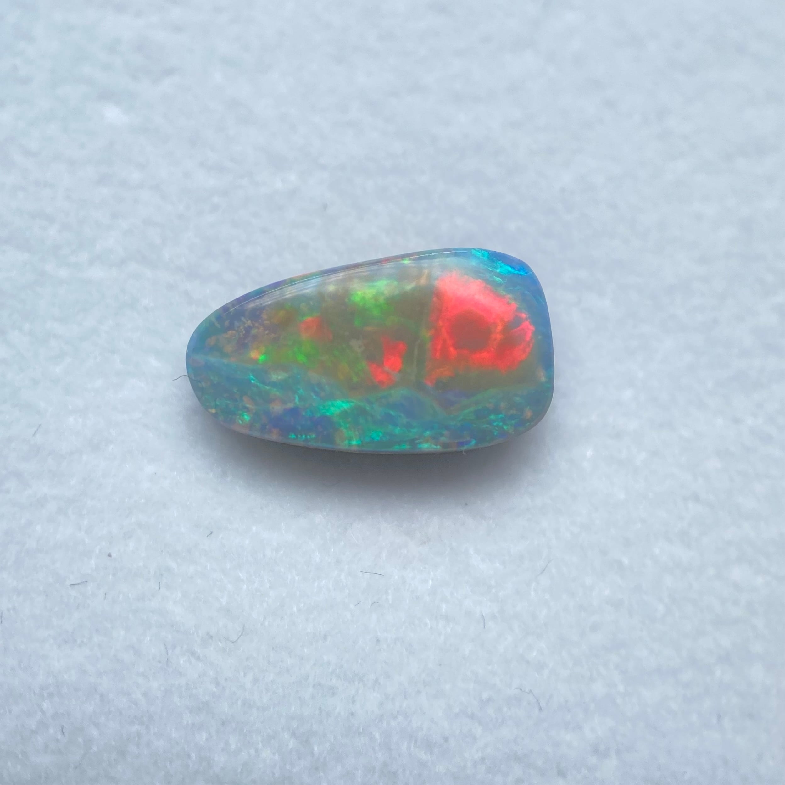 静と動を感じるボルダーオパール