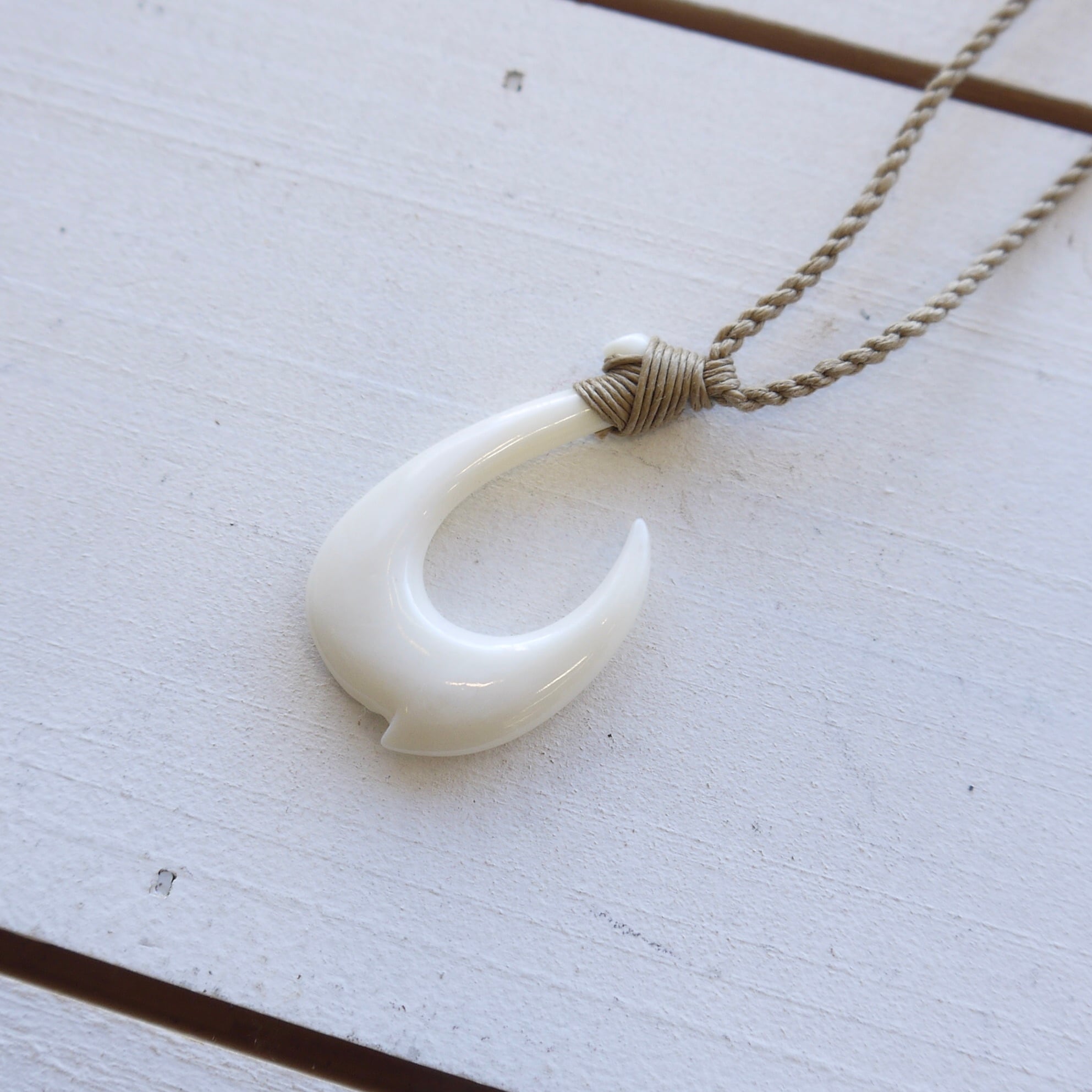 ★ハワイ直輸入★フィッシュフック ネックレス/ハワイ ペンダント/バッフォローボーン/水牛<白/ホワイト>