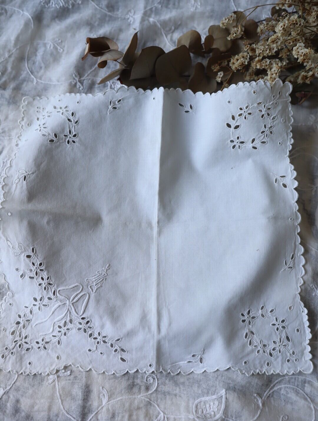 France製 29㎝ アンティークカットワーク刺繍ハンカチ B953 ホワイト