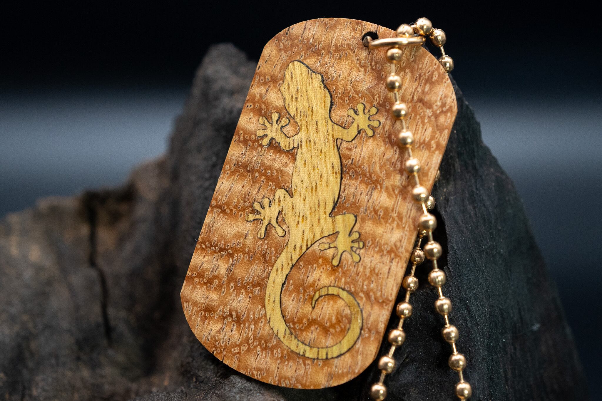 【杢の芸術】 アフゼリア ドッグタグ 象嵌 木登りトカゲ