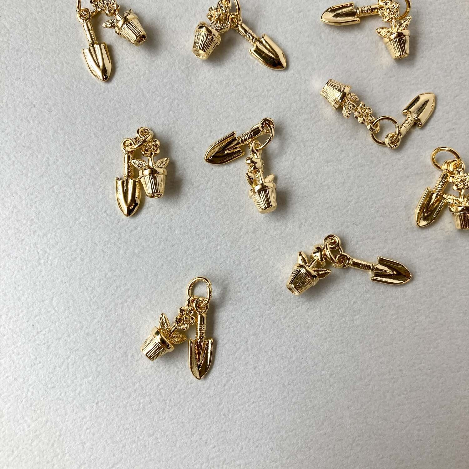 お花とスコップのメタルチャーム