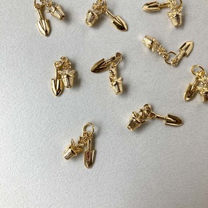 お花とスコップのメタルチャーム