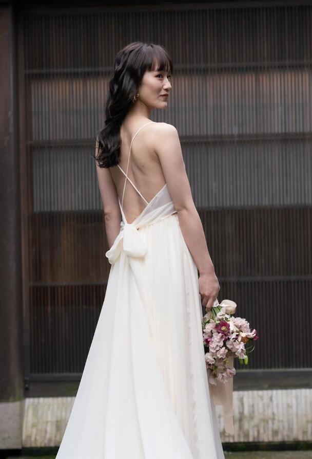 高品質！二次会/前撮り ベージュ 背中見せ パーティードレス  