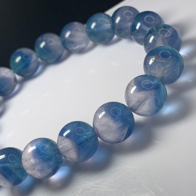 03.スカイブルー×カラーレスバイカラーフローライトブレスレット