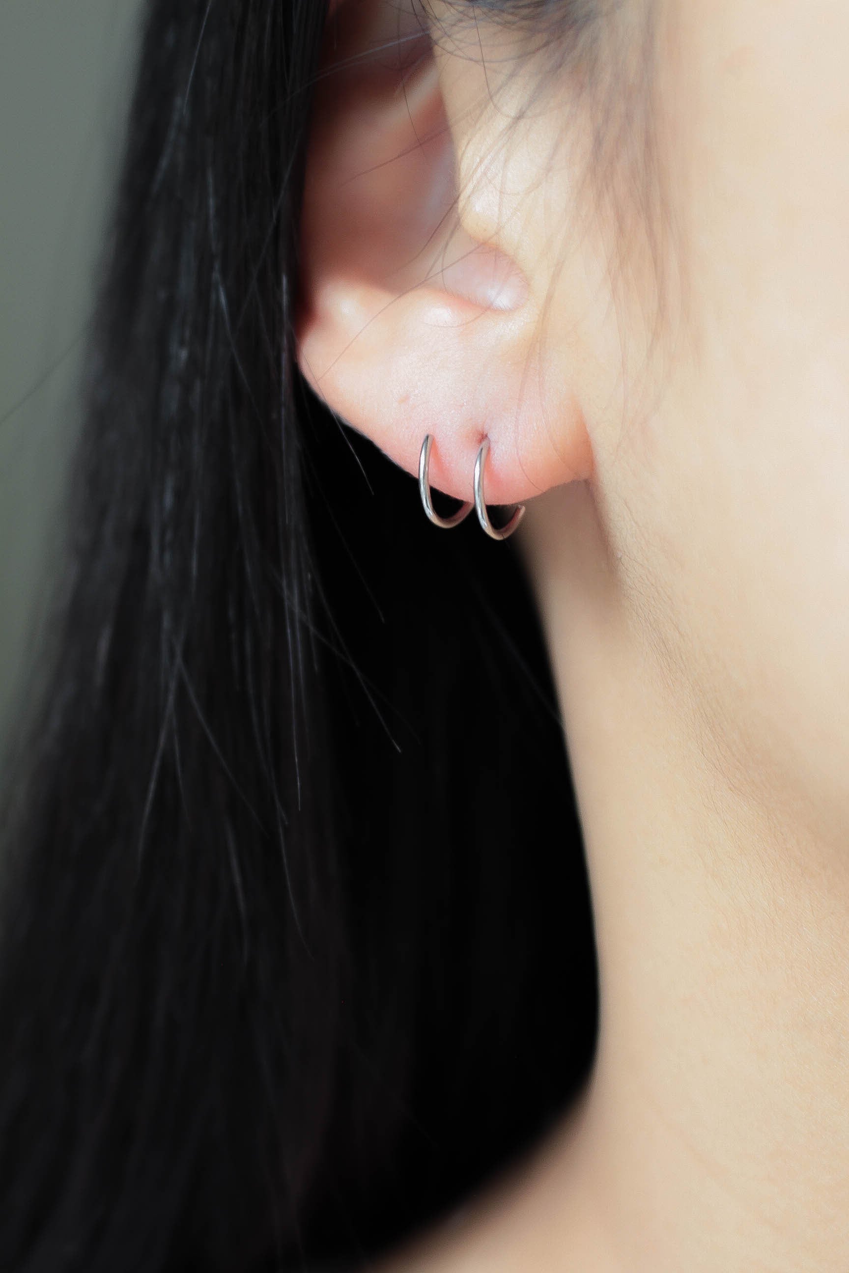 e.m. フープ ピアス Screw Mini Pierce | 金属アレルギー対応のアクセサリー ebine
