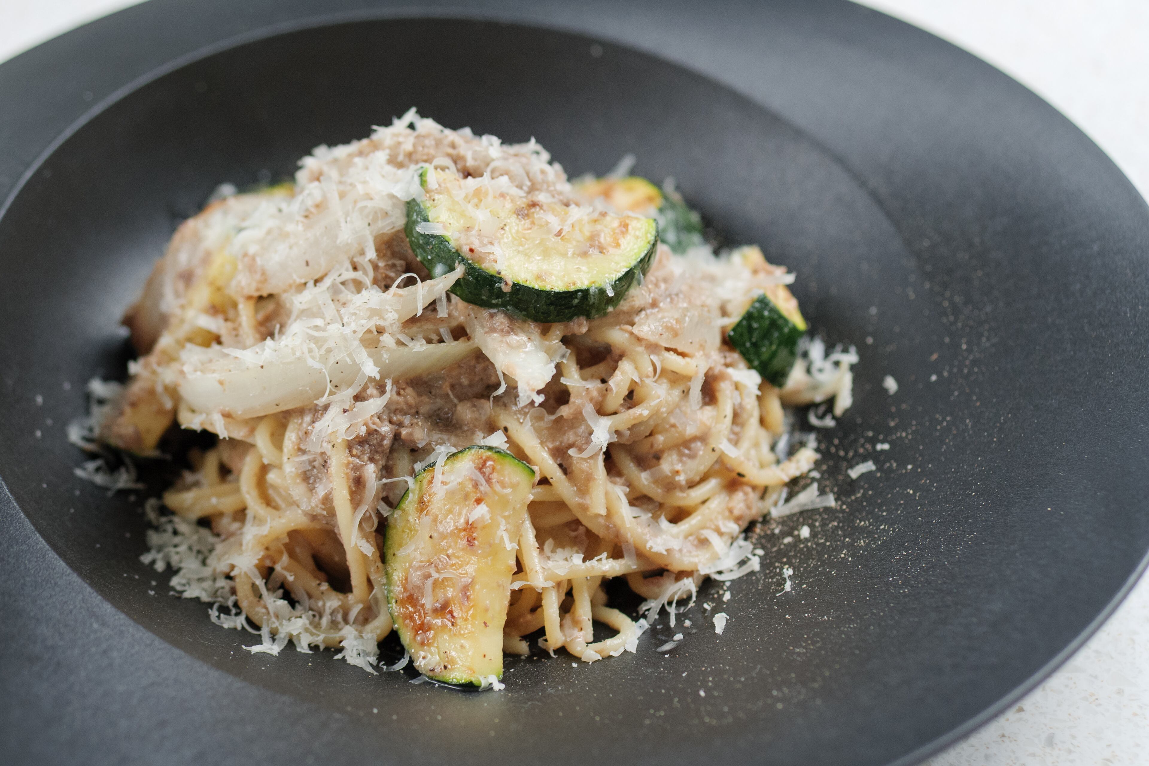 八幡平マッシュルームと杜仲茶ポークのクリームパスタソース