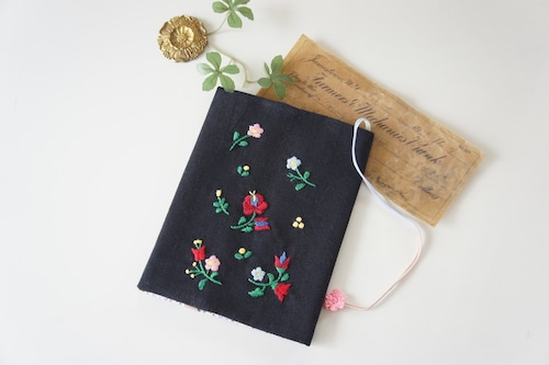 刺繍の文庫カバー（黒×ハンガリアン）