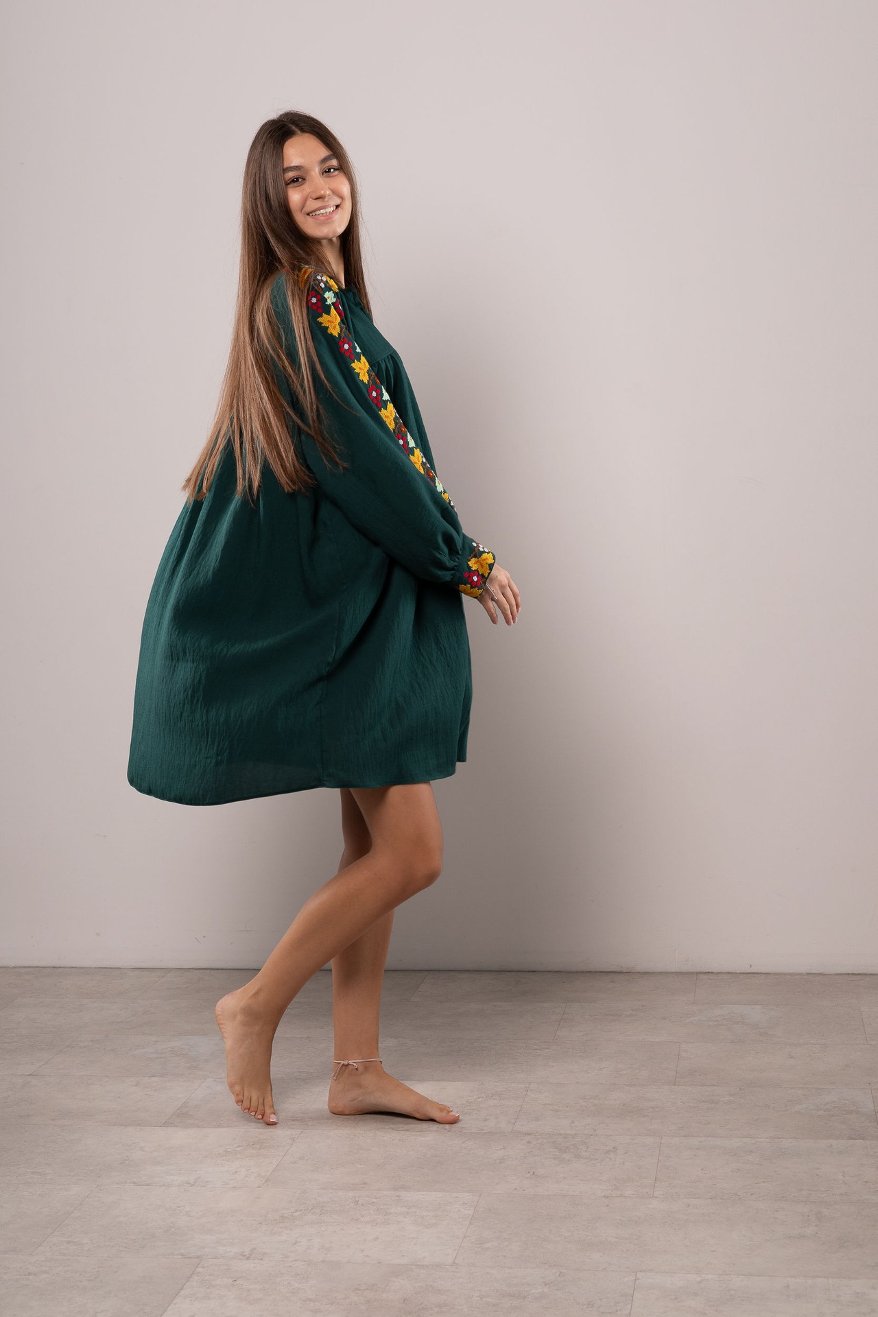 ウクライナ刺繍ヴィシヴァンカ・クラシック クロスステッチ　手刺繍　ブラウス　麻　レディース・フリーサイズ - 8