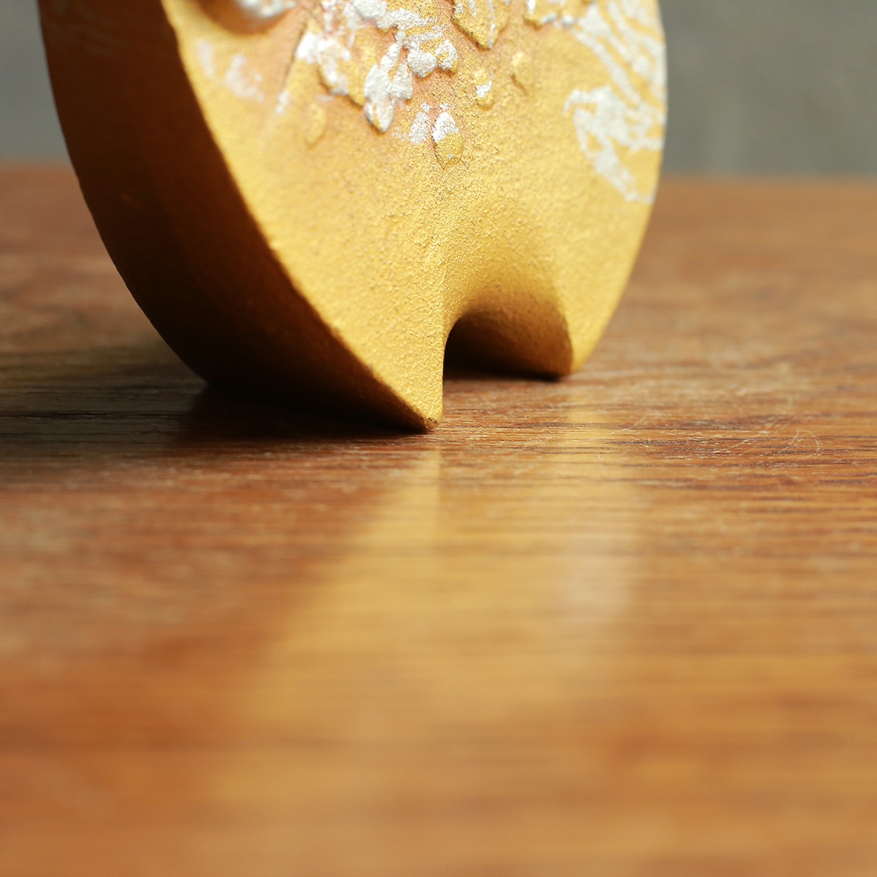 ゴールドに輝く、ずっしりと存在感のある羊