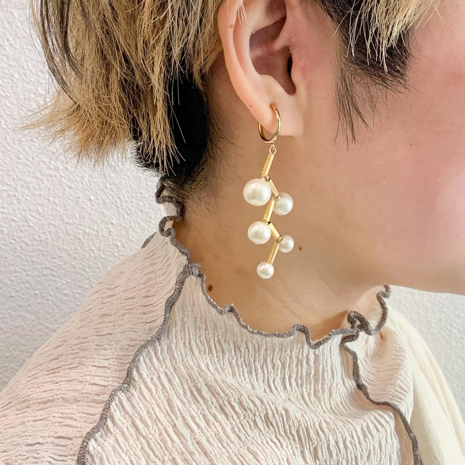 インド真鍮竹ビーズとコットンパールのジグザグ〈ピアス/イヤリング