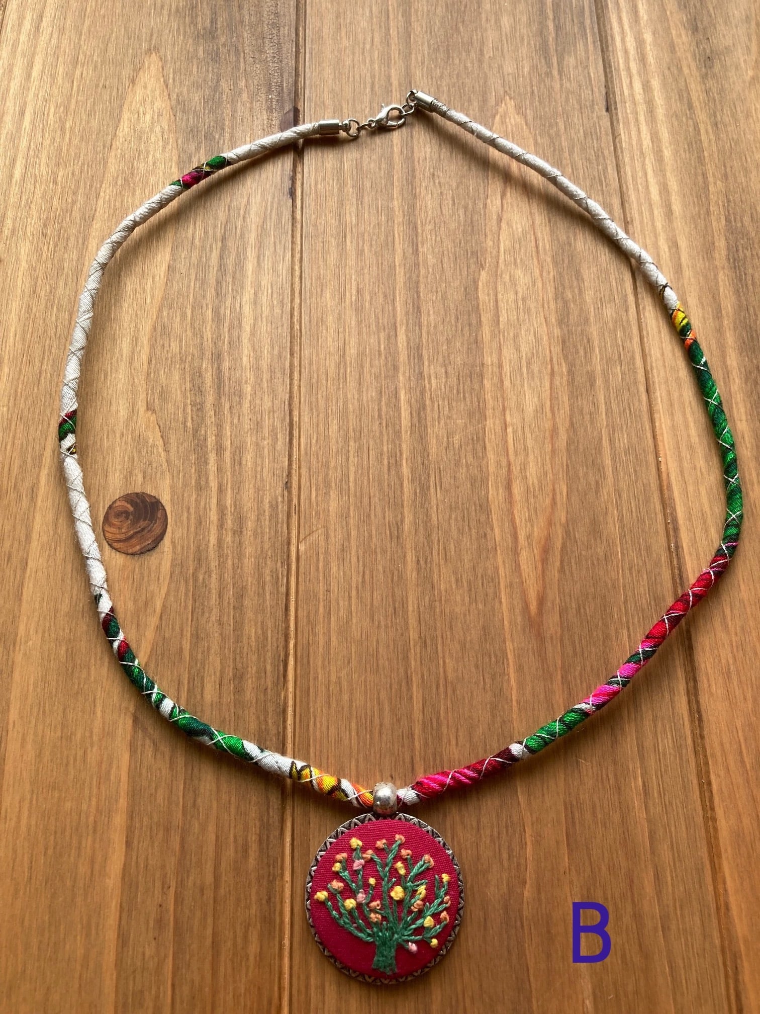 シリアのお百姓さんが着けていたネックレス　2 　(刺繍ペンダント）
