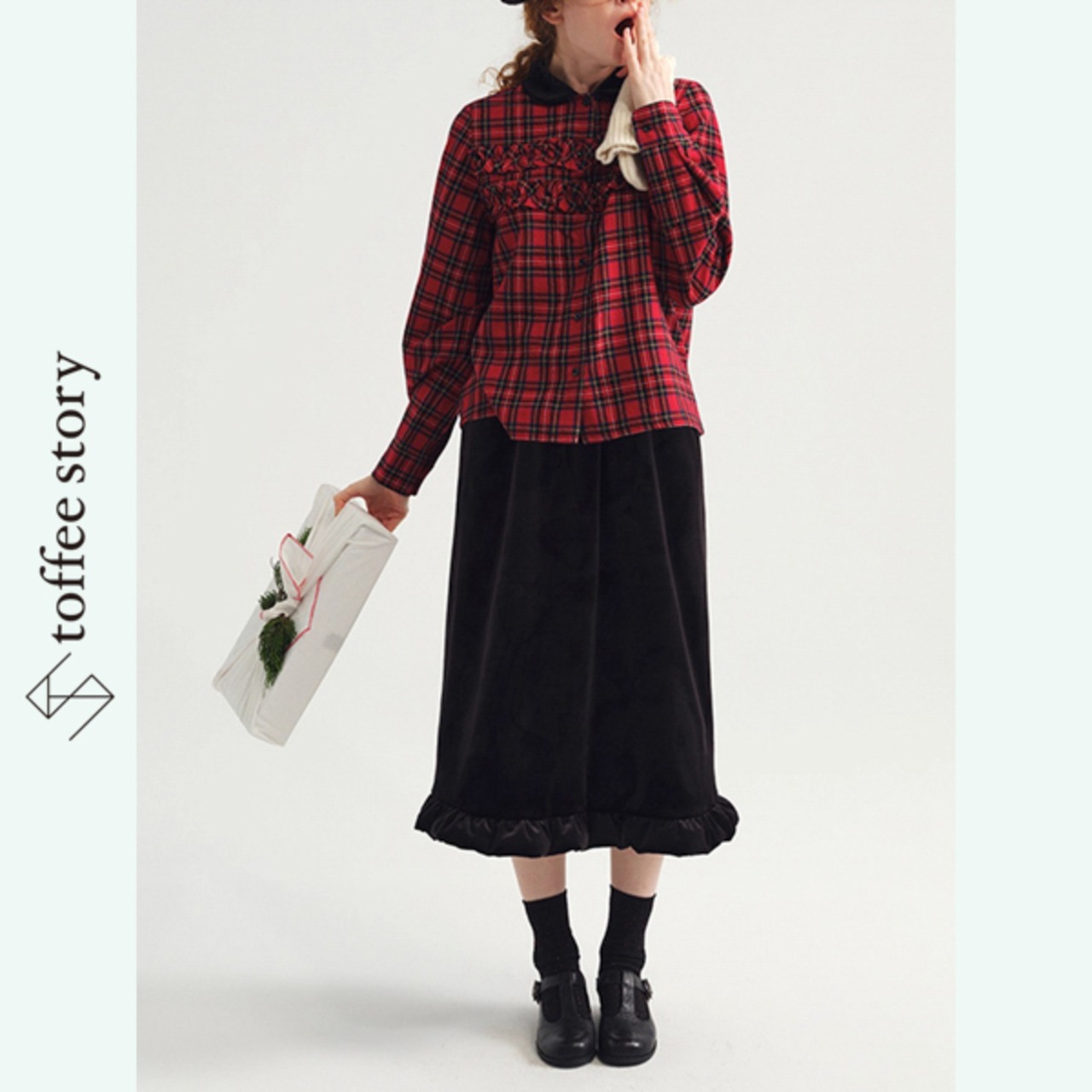 冬の余白に揺れる黒ベルベットスカート《P0326》