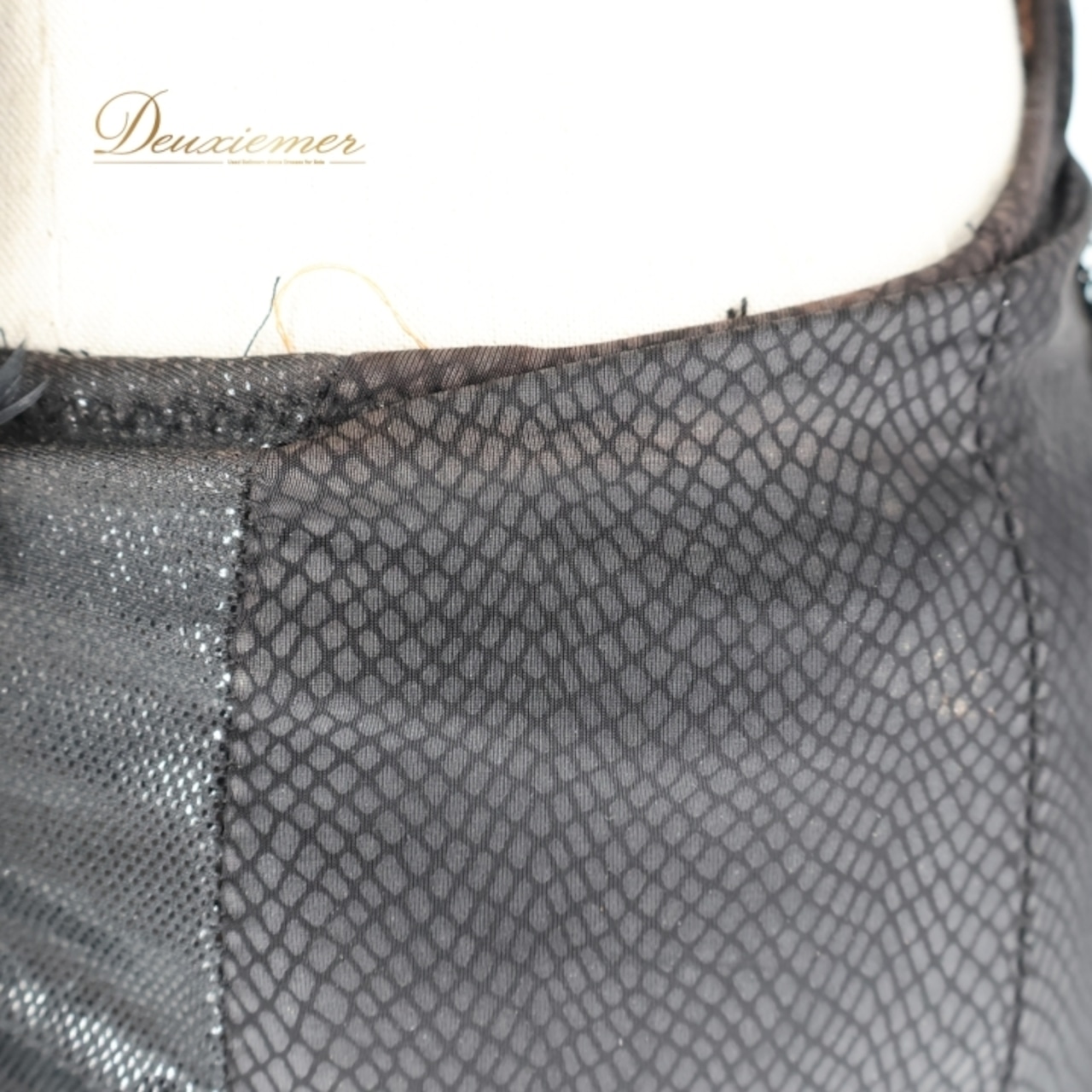 社交ダンス 衣装 ラテン ドレス ワンピース 黒 羽 デモ 競技 ダンス パーティ 発表会 襟 目立つ 個性的 特徴的 細身 ブラック系 コスチューム 豪華 レディース おしゃれ 目を引く 魅力的 派手