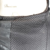 社交ダンス 衣装 ラテン ドレス ワンピース 黒 羽 デモ 競技 ダンス パーティ 発表会 襟 目立つ 個性的 特徴的 細身 ブラック系 コスチューム 豪華 レディース おしゃれ 目を引く 魅力的 派手