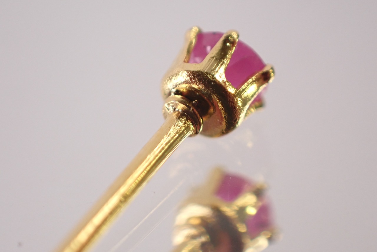 ルビーピアス　約3mm　[D9-126]
