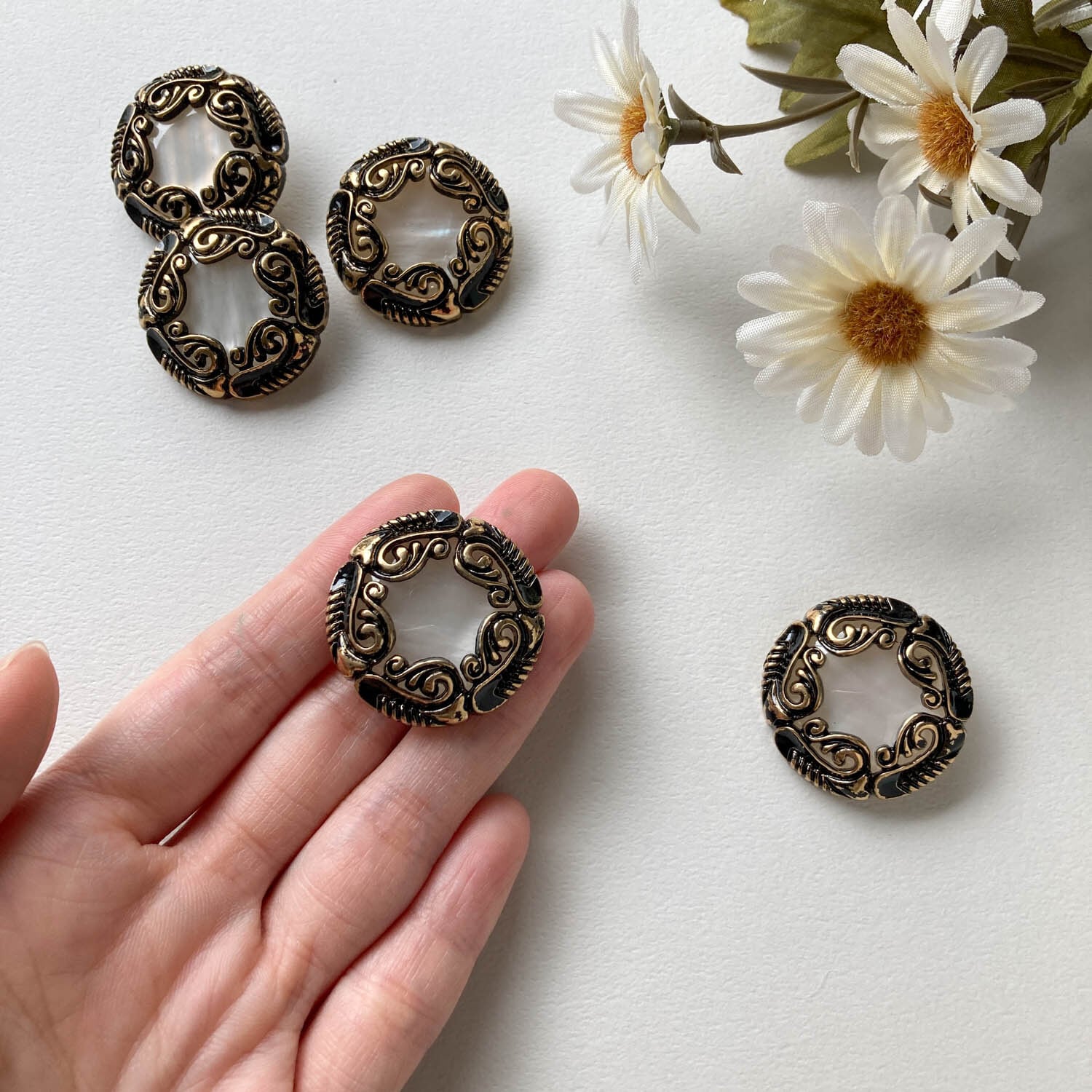 ロココ調フレームのシェル風ボタン（30mm） | Dua-アクセサリーパーツ