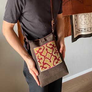 Po32 ポシェット　豪華刺繍のショルダーポシェット　赤と黄色特大　縦長ふかふか　マグネットホック　